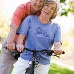 pareja-de-ancianos-felices-sobre-un-bicicleta