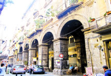 De cara al mar y a los pies del Vesubio. Nápoles