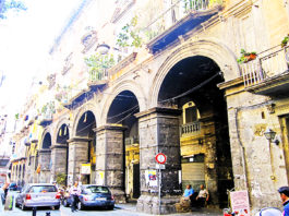 De cara al mar y a los pies del Vesubio. Nápoles