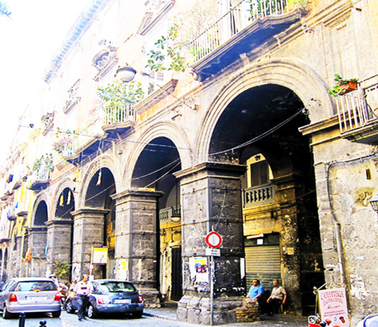 De cara al mar y a los pies del Vesubio. Nápoles