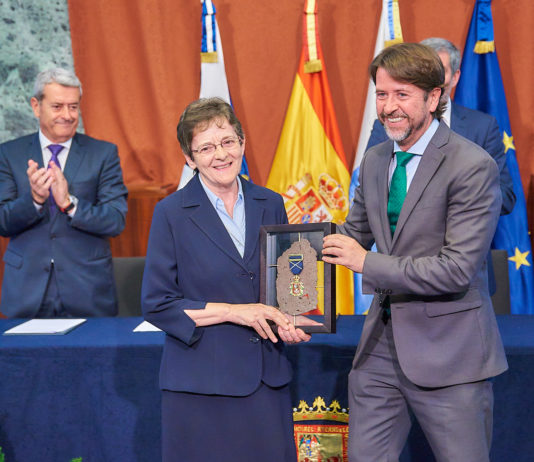 El Cabildo entrega la Medalla de Oro de la Isla a las Hermanas Hospitalarias-Complejo Acamán y al Hospital San Juan de Dios