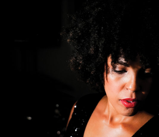 Kim Simmons: «El trabajo bien hecho es lo que te da un nombre»