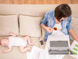 2.560 euros es el salario que deberían recibir las madres por el trabajo en la crianza de sus hijos