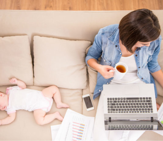 2.560 euros es el salario que deberían recibir las madres por el trabajo en la crianza de sus hijos