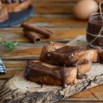 Torrijas con salsa de chocolate negro