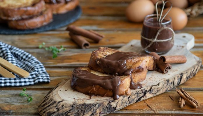 Torrijas con salsa de chocolate negro