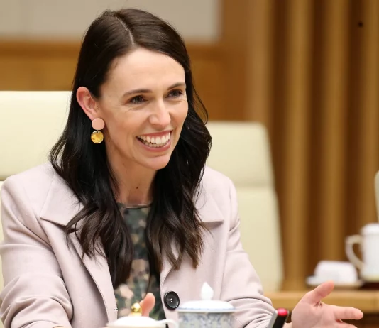 Dimite Jacinda Ardern, primera ministra de Nueva Zelanda