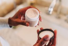 ¿Debes tirar las tapas de cremas y sérums al abrirlos?