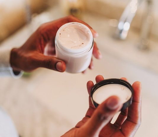 ¿Debes tirar las tapas de cremas y sérums al abrirlos?