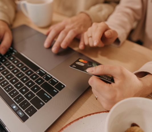 Cómo protegerte de las ciberestafas más comunes cuando compras online