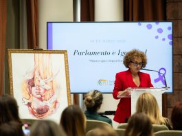 El Parlamento de Canarias acoge la presentación del libro Más Mujer, historias que inspiran en el marco del 8M