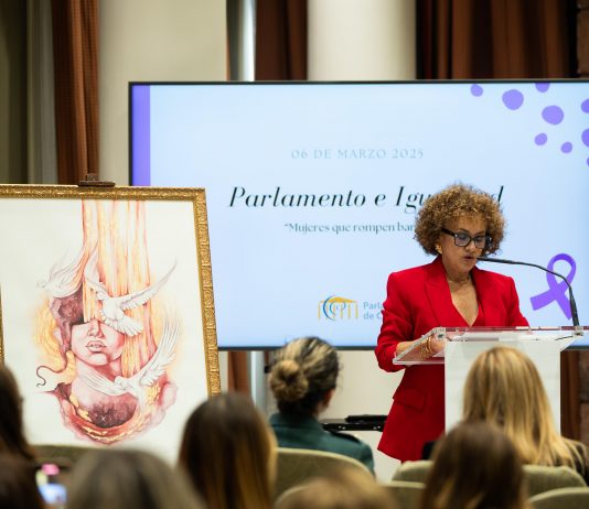 El Parlamento de Canarias acoge la presentación del libro Más Mujer, historias que inspiran en el marco del 8M